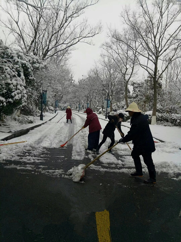 瑞雪紛飛揚(yáng)，華悅物業(yè)掃雪忙