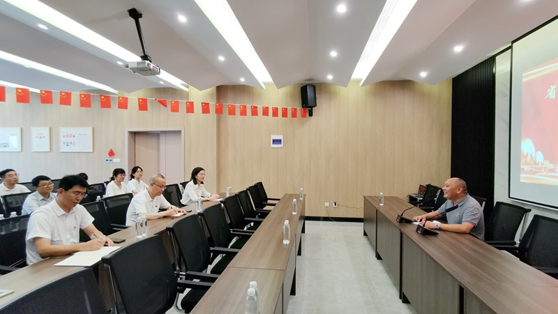 省黨代表、“早上好”書(shū)記陳重良為支部黨員上黨課_副本.jpg